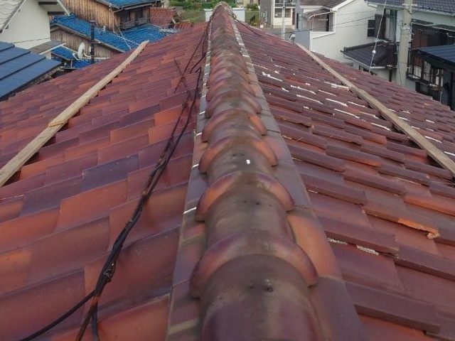 播磨町で積み替えを行う棟瓦